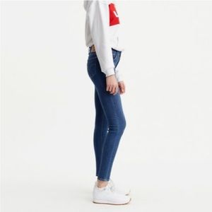 Levi's 710 Super Skinny Women's Jeans Full Deck - Medium Wash - 25 x 32